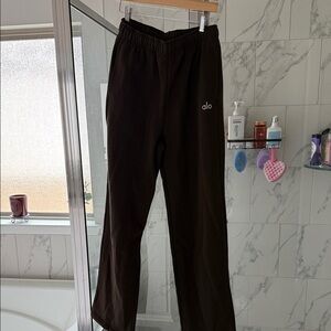 ALO Yoga Women’s Accolade Straight Leg Sweatpants in Espresso